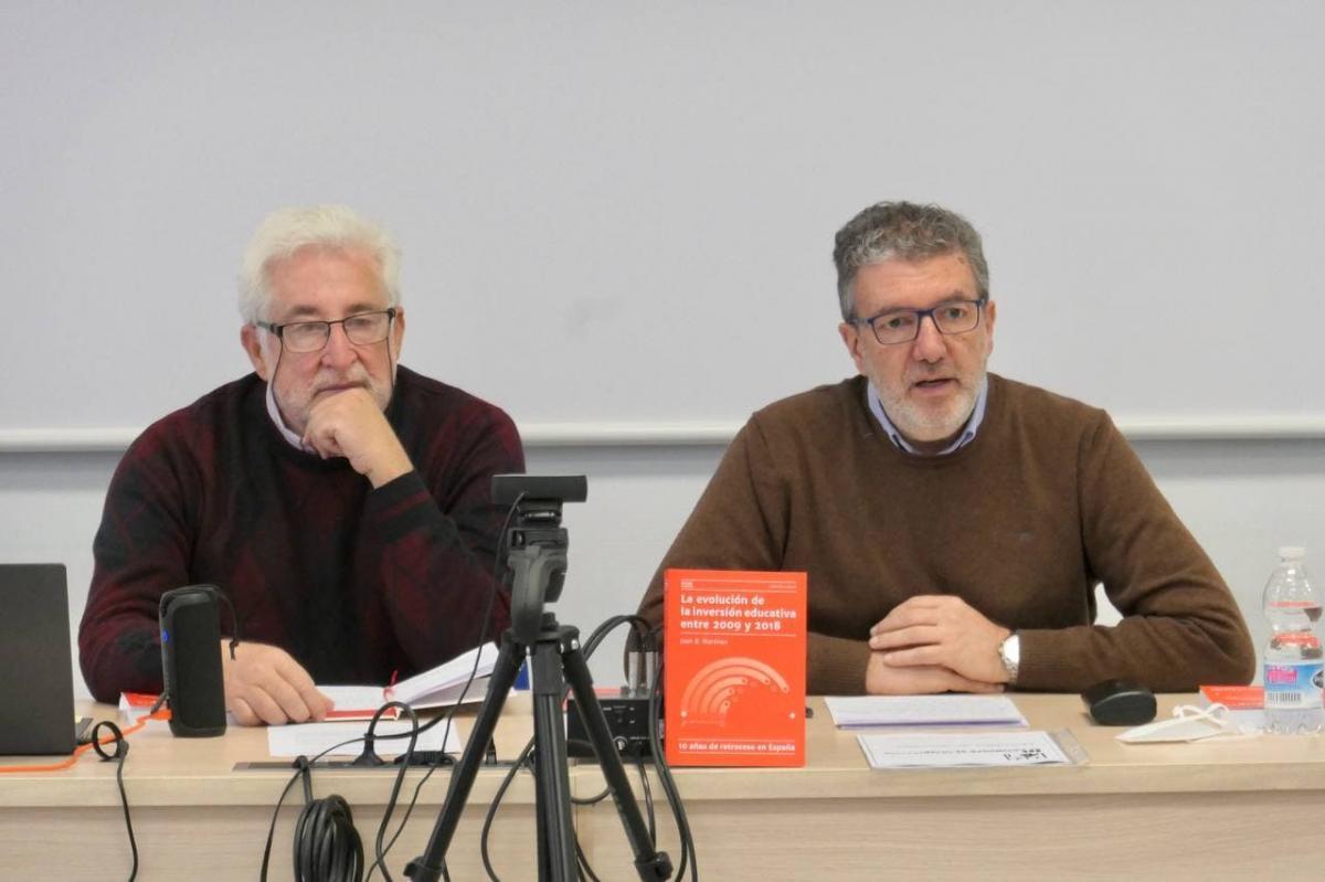 Juan Martnez, autor del estudio, y Francisco Garca, secretario general de FECCOO, en la presentacin del informe.